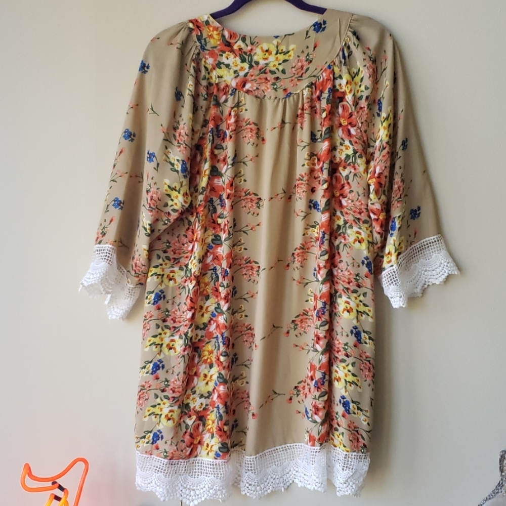 NWOT Floral Kimono with Lace Details